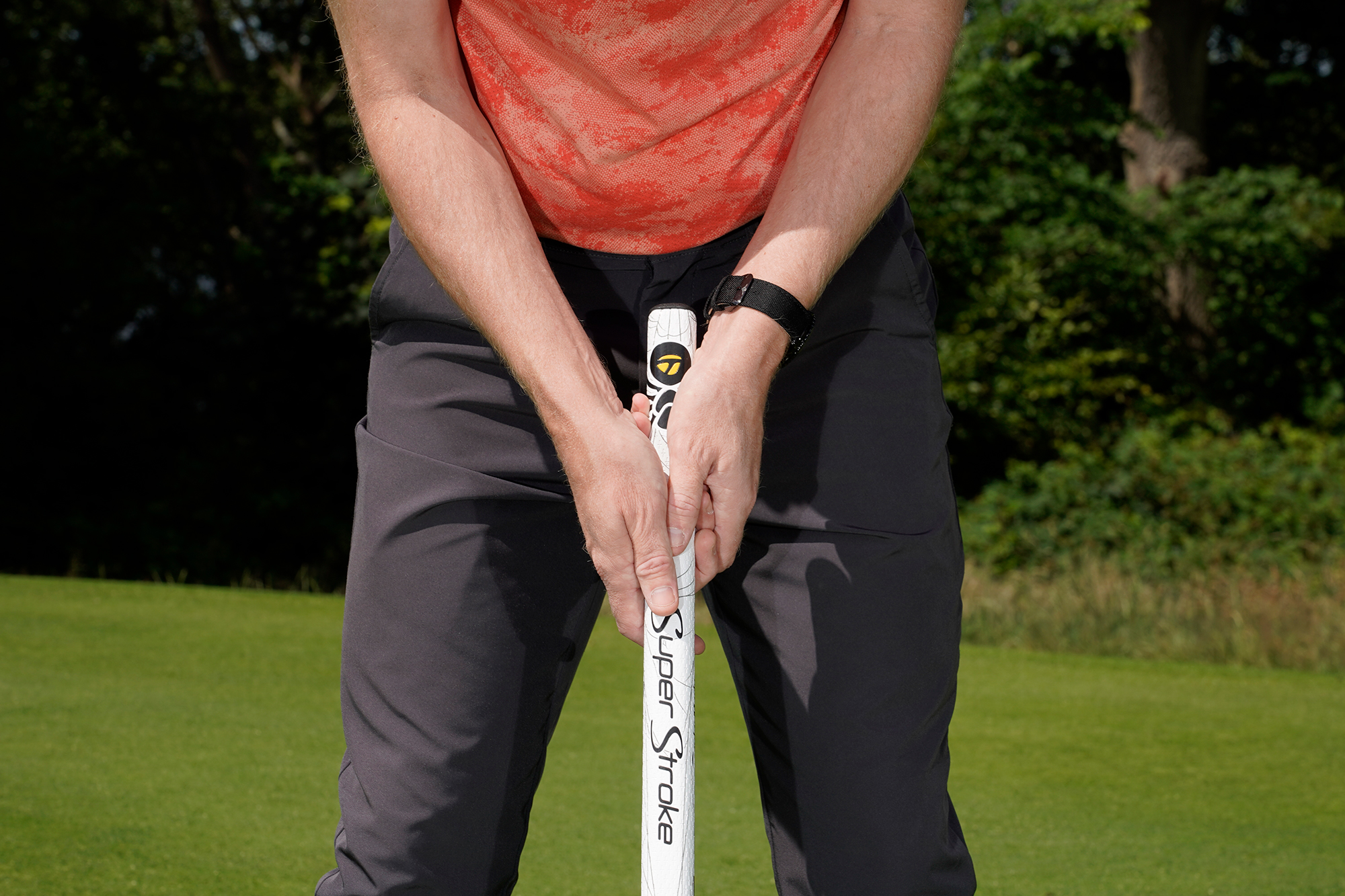 Top 50 Coach Ged Walters demonstrating the conventional putting grip with right hand below left