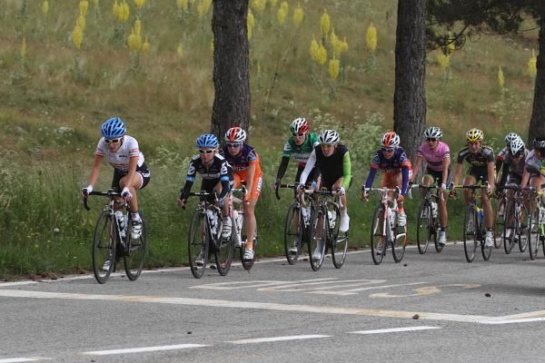 Elizabeth Armitstead leads teammate, Emma Pooley (Garmin-Cervelo) at the front of the bunch