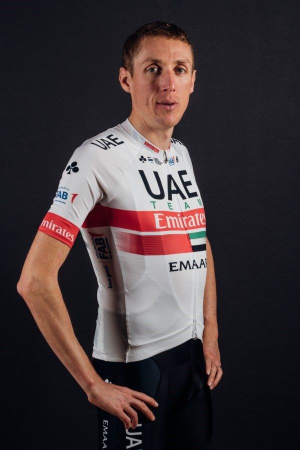 Dan Martin shows off his new jersey