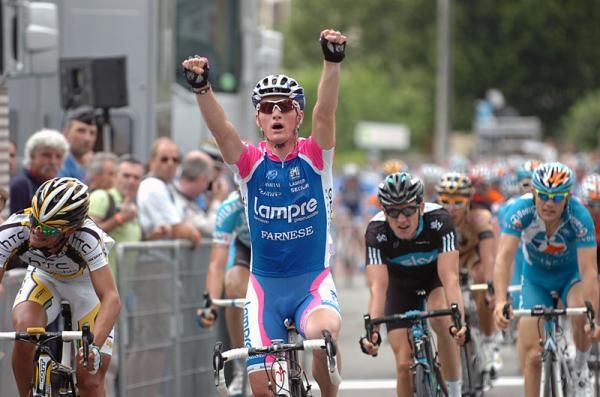 Grega Bole (Lampre-Farnese Vini) celebrates his victory in Saint-Laurent-du-Pont.
