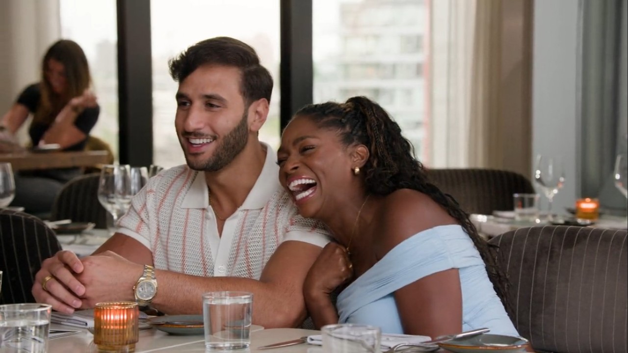 「エイジ・オブ・アトラクション」で笑い合うクリスとリア。