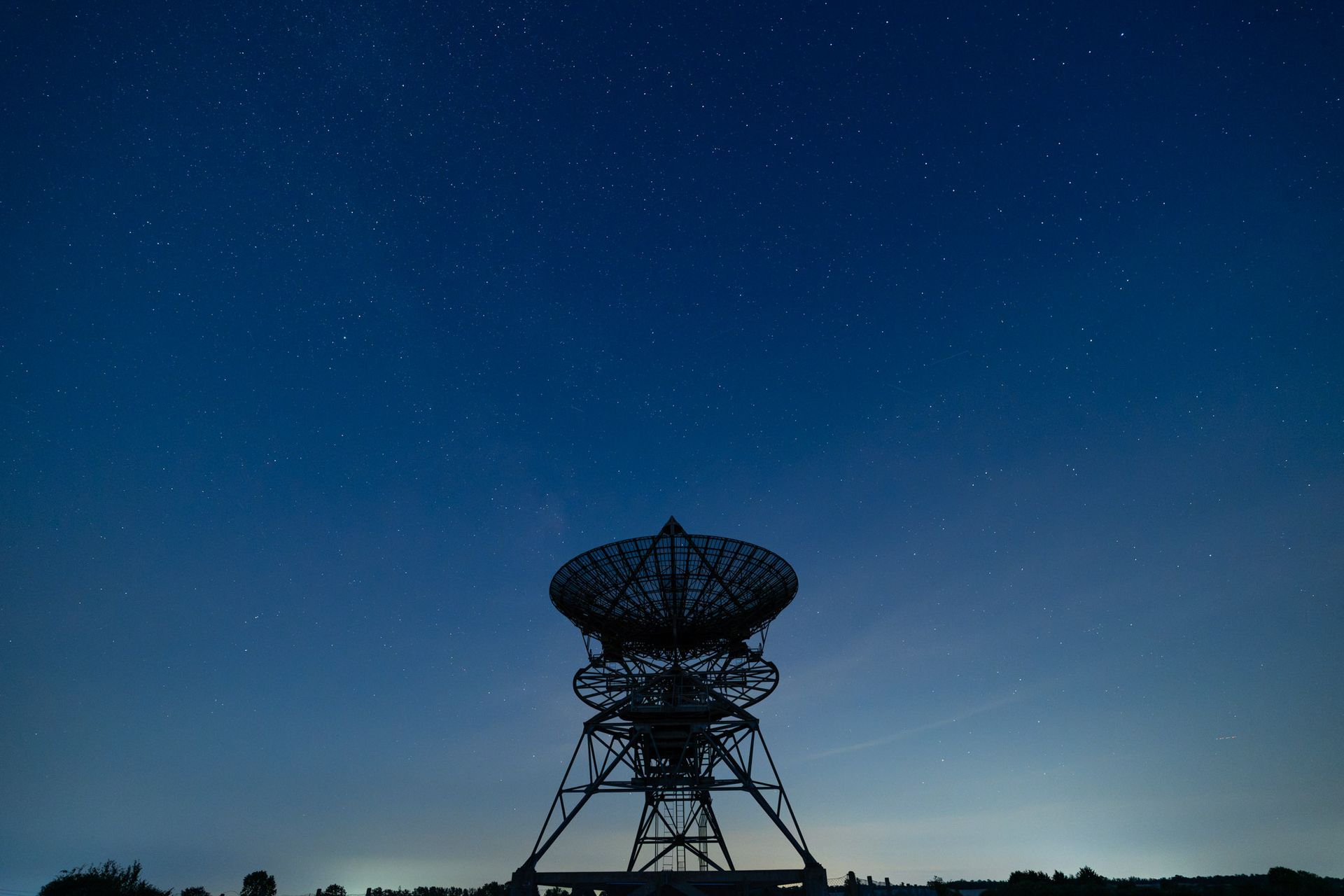 Photo of a radio telescope in front of the night sky taken with the Viltrox AF 16mm f/1.8 FE