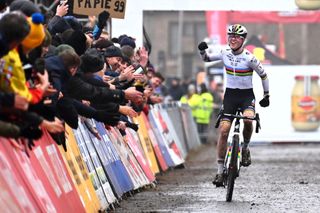 Fem van Empel soars to solo victory at Gavere World Cup 