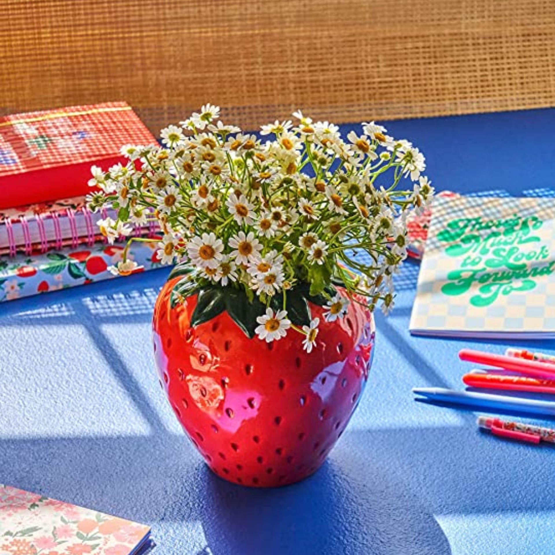 Vas stroberi dengan kain kotak-kotak