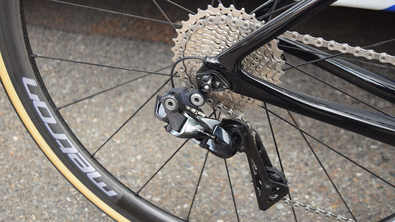 While the disc brake bikes were treated to pink direct mount derailleur hangers, Uran had to make do with the stock two-part system