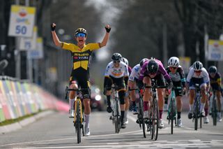 Marianne Vos has close call at Amstel Gold Race after early celebration