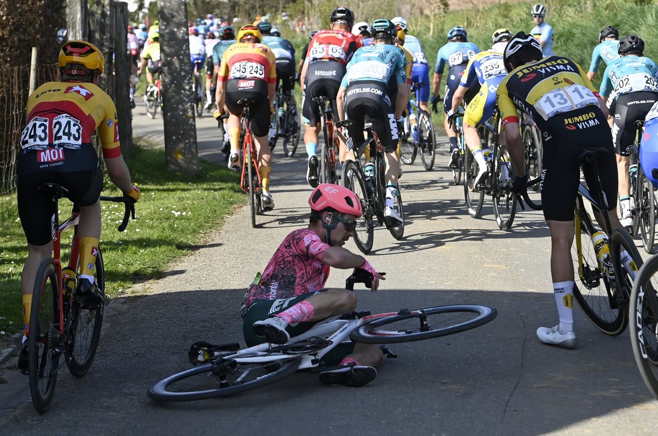 E3 Saxo Bank Classic 2022 65th Edition Harelbeke Harelbeke 2039 km 25032022 Owain Doull GBR EF Education EasyPost photo Nico VereeckenPNSprintCyclingAgency2022