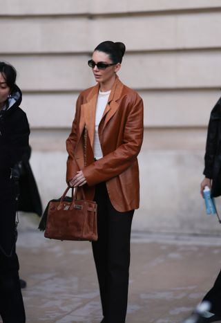 A picture of Kendall Jenner wearing a Hermès Birkin. She is one of the many celebrities who carry a Birkin bag.