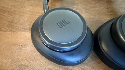 JBL Live 780NC single earcup