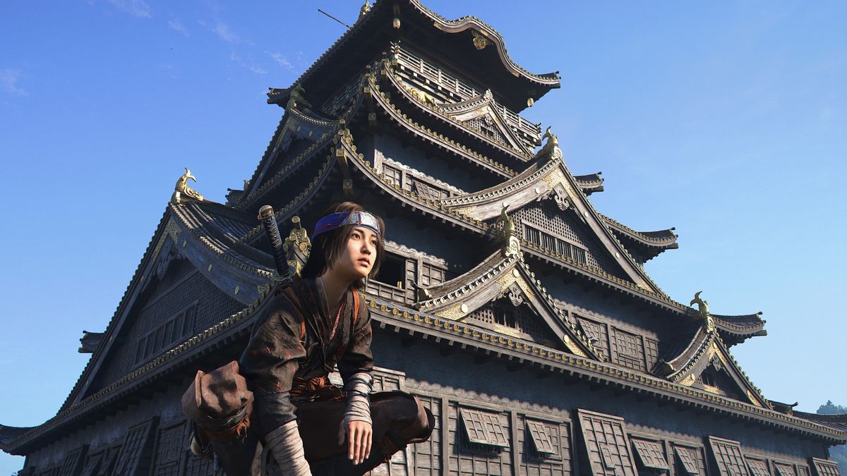 Naoe perched in front of a castle in Assassin&#039;s Creed Shadows