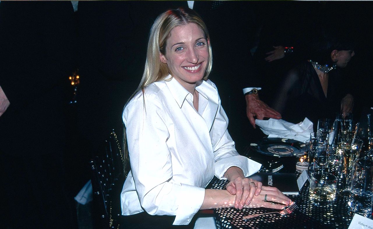 Carolyn Bessette-Kennedy at a dinner