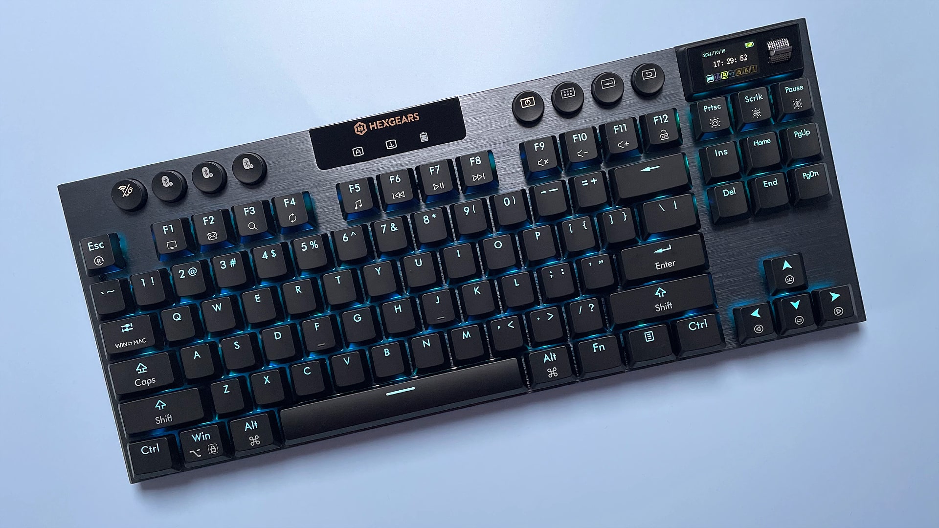 Teclado mecánico para juegos Hexgears Immersion A3 sobre fondo azul.