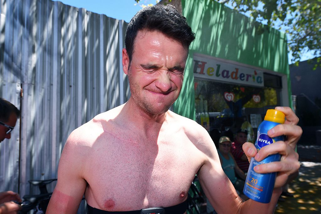 Pieter Serry sprays on the sunscreen