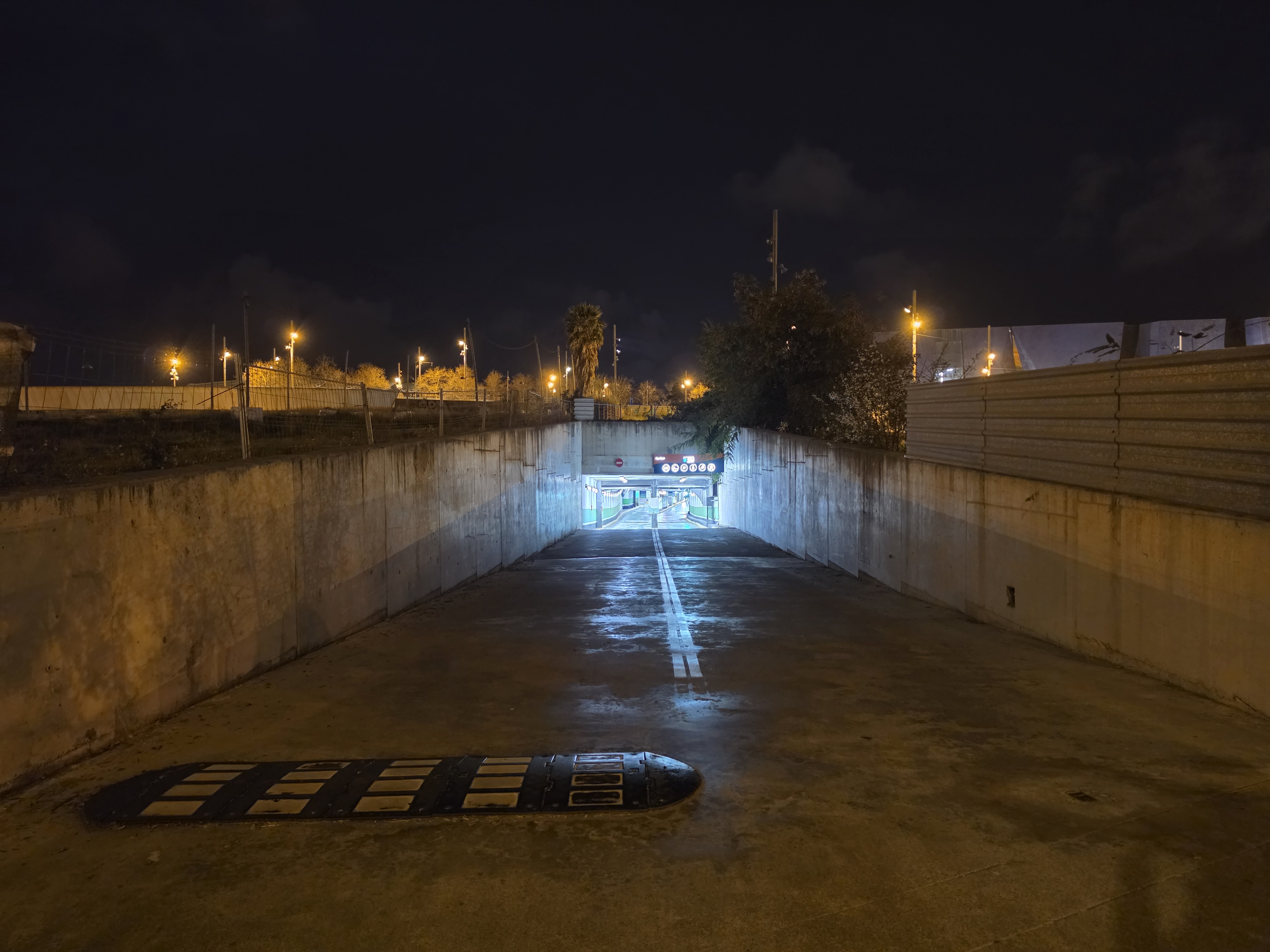 Samsung Galaxy S26 Ultra camera sample at night