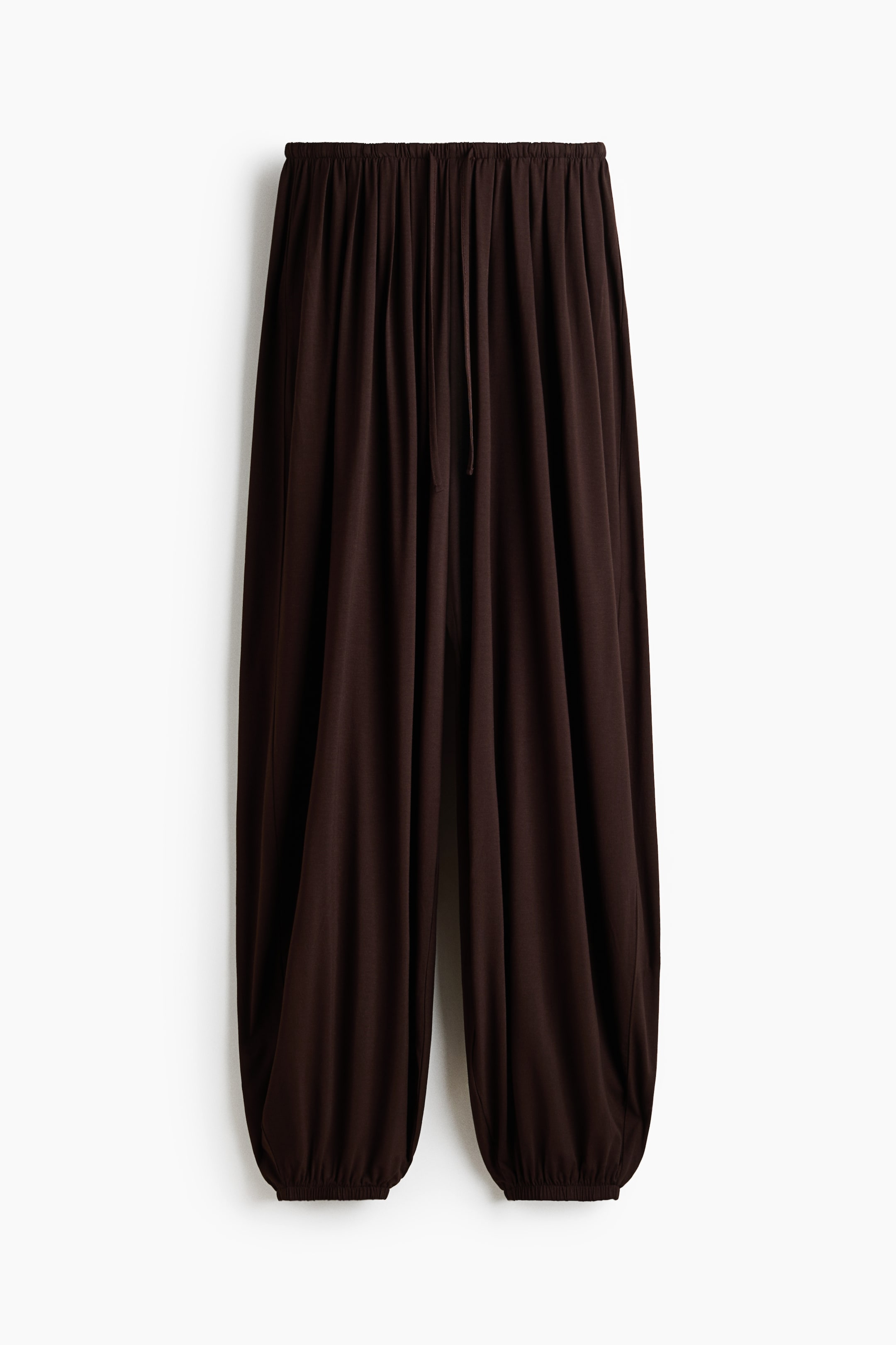 Hold the Jeans—Ballet Flats Look Chicest With This New Season Trouser Trend