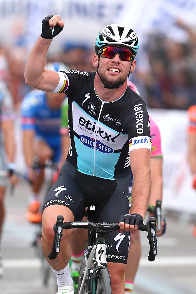 Mark Cavendish (Etixx-QuickStep) celebrates his stage 1 win