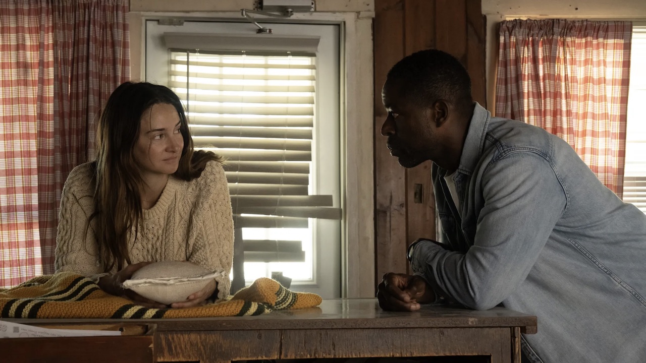 パラダイスで見つめ合うシャイリーン・ウッドリーとスターリング・K・ブラウン