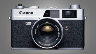 La fotocamera Canon QL17 su sfondo grigio