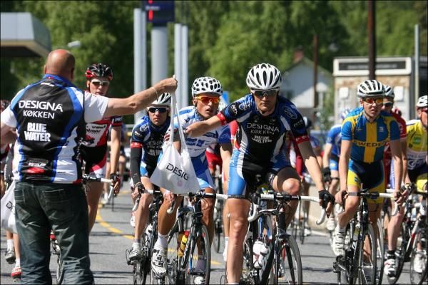 Feed zone action in the second stage of the Ringerike GP