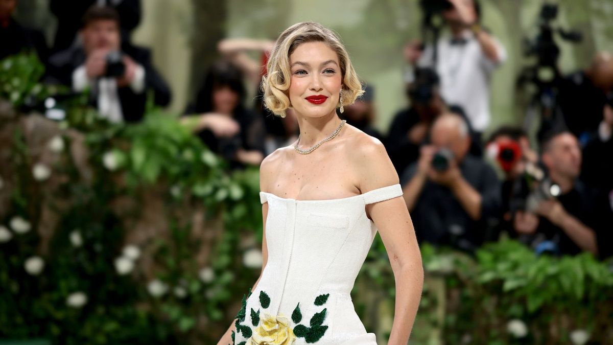 Gigi Hadid s Bold Living Room Color Trailblazes A 2024 Trend Homes gigi-hadid-s-bold-living-room-color-trailblazes-a-2024-trend-homes