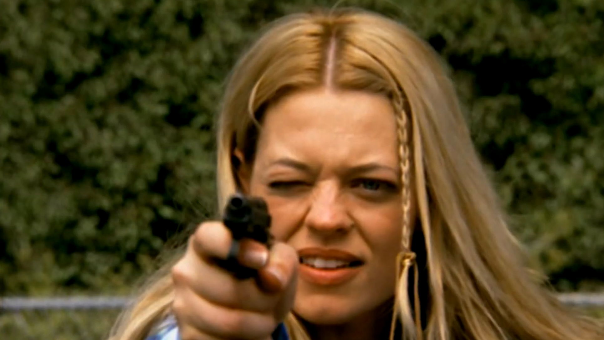 Screenshot from the 1996 sci-fi show "Dark Skies"