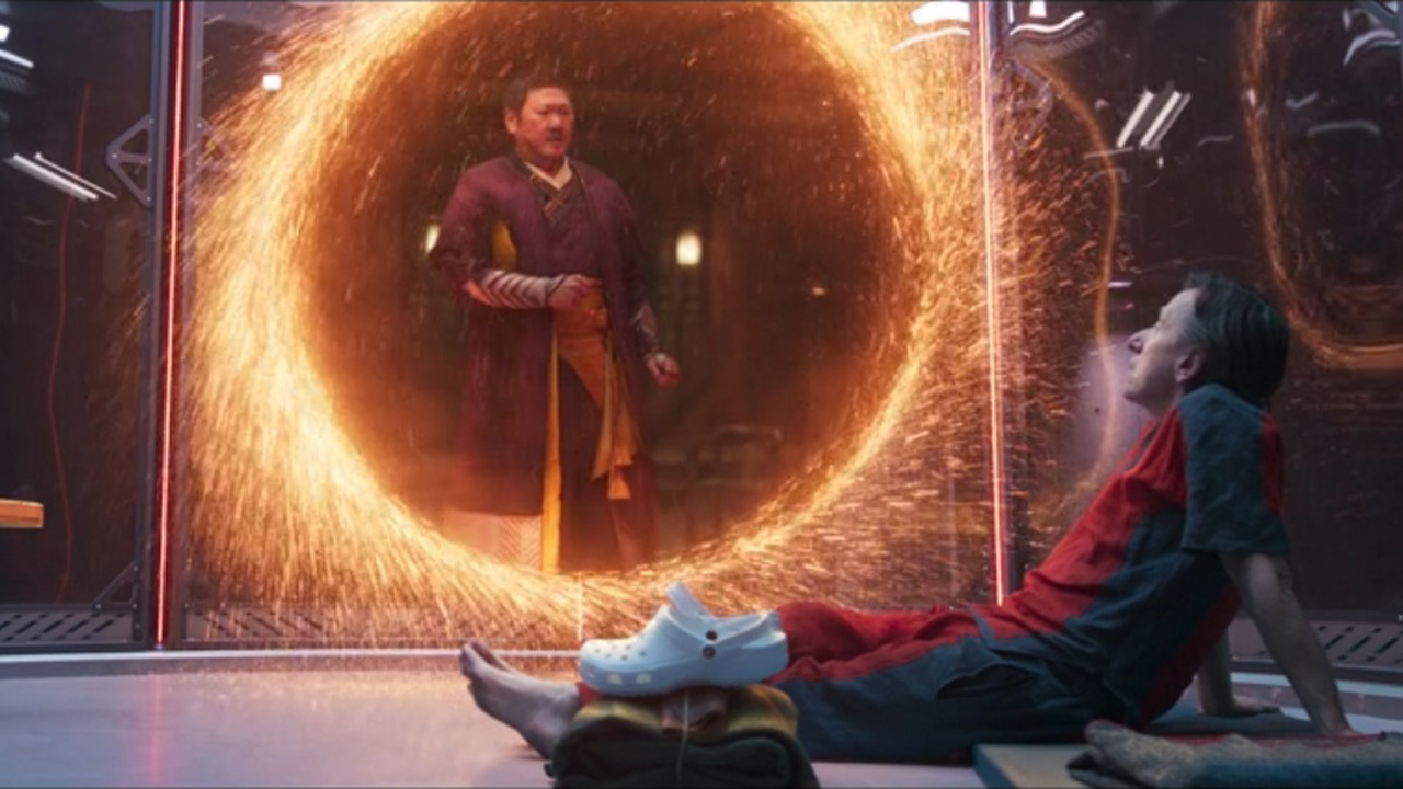 Emil Blonsky se deita enquanto olha para Wong abrindo um portal no episódio 9 de She-Hulk