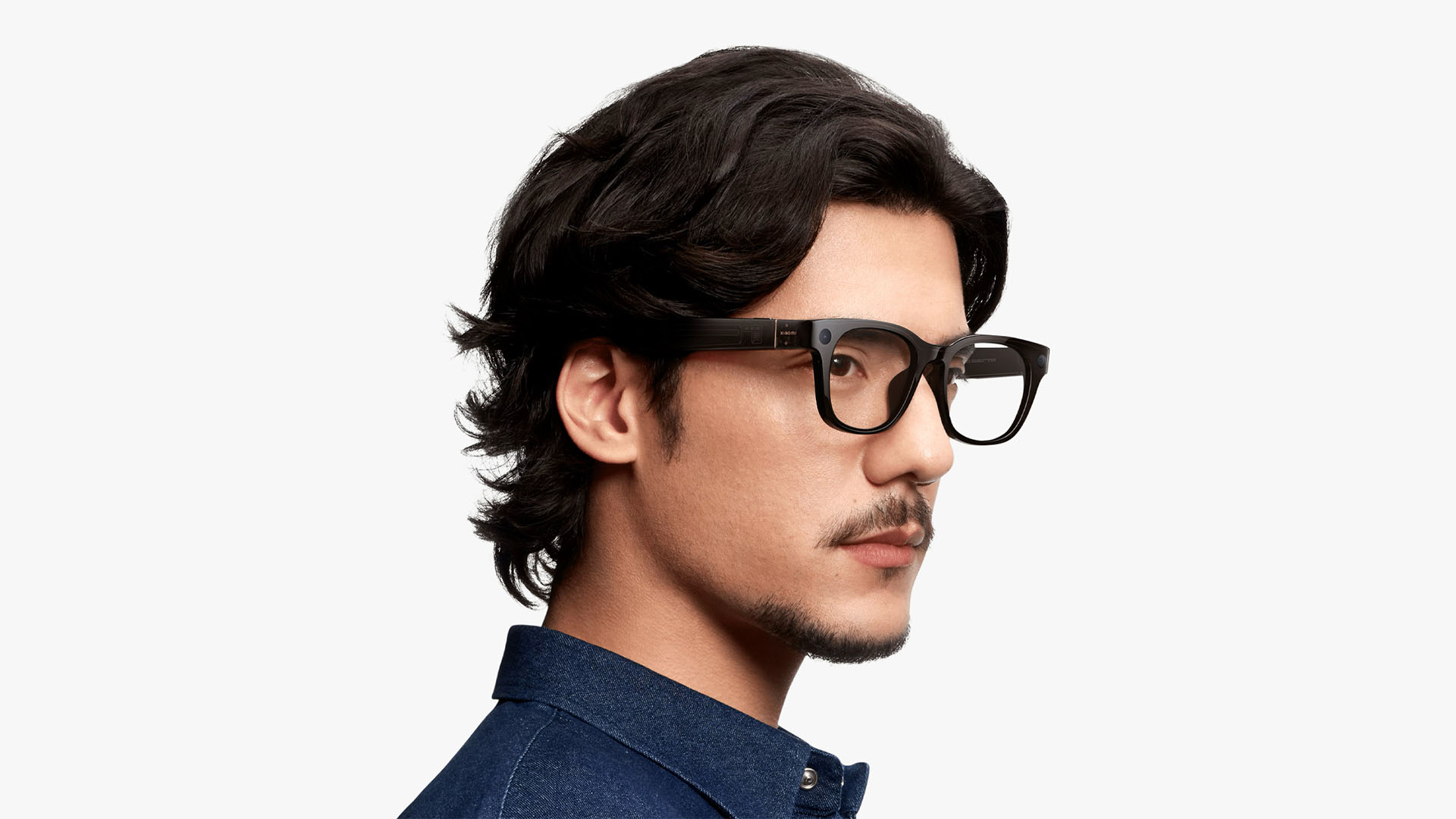 The Xiaomi AI glasses being worn by a model