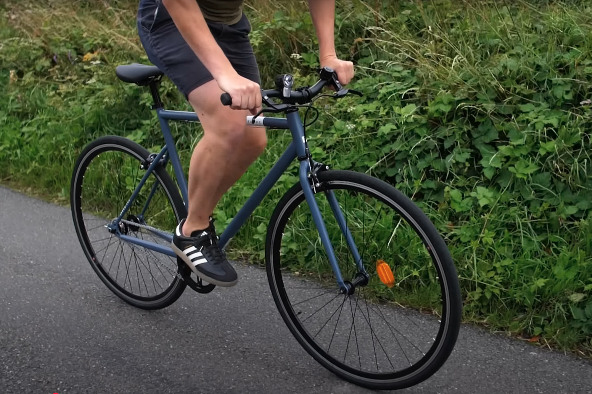 Video Editor Ed riding the Decathlon 500 city for a video on the best singlespeed bikes