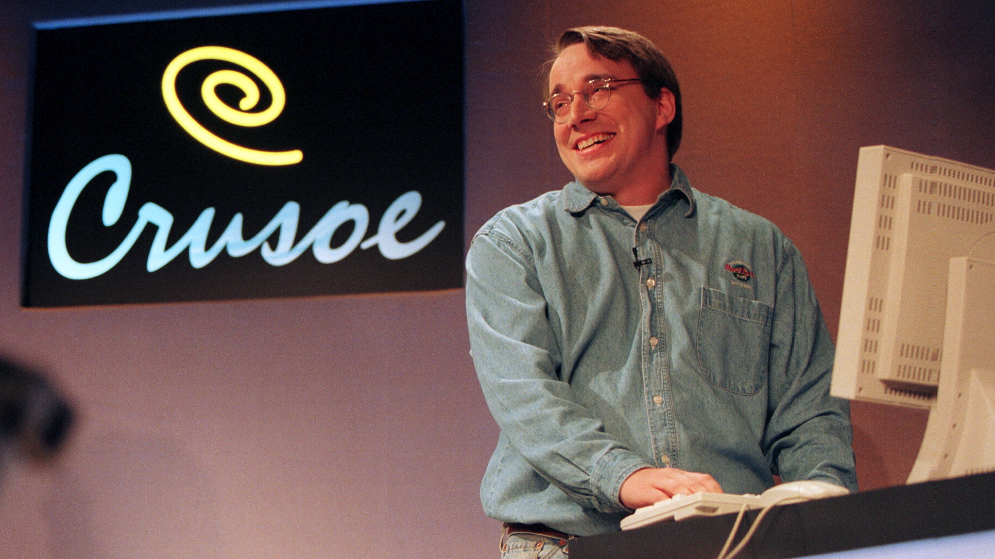 SARATOGA, UNITED STATES: Linus Torvalds, who wrote the free Linux computer operating software, demonstrates "Crusoe" 19 January in Saratoga, California. Crusoe is a smart microprocessor based on sofware that could revolutionize the field of mobile computing. Torvalds is part of Transmeta's engineering team for the Crusoe smart microprocessor
