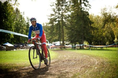 Francis Mourey warms up on the course.