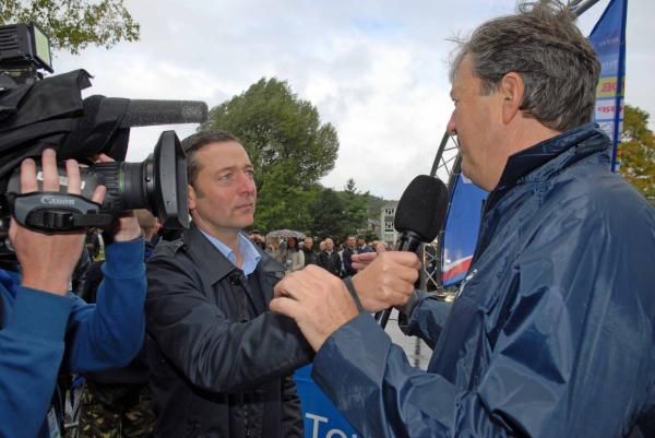Ned Boulting gets the news of stage 2 cancellation from Chief Executive of the Tour of Britain Hugh Roberts