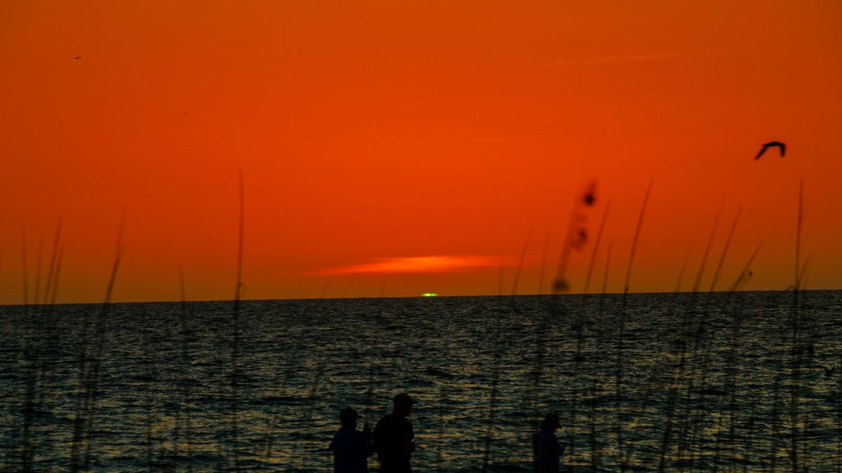 What causes the strange green flash at sunset and sunrise on Earth?