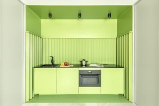 Green kitchen in Seville apartment