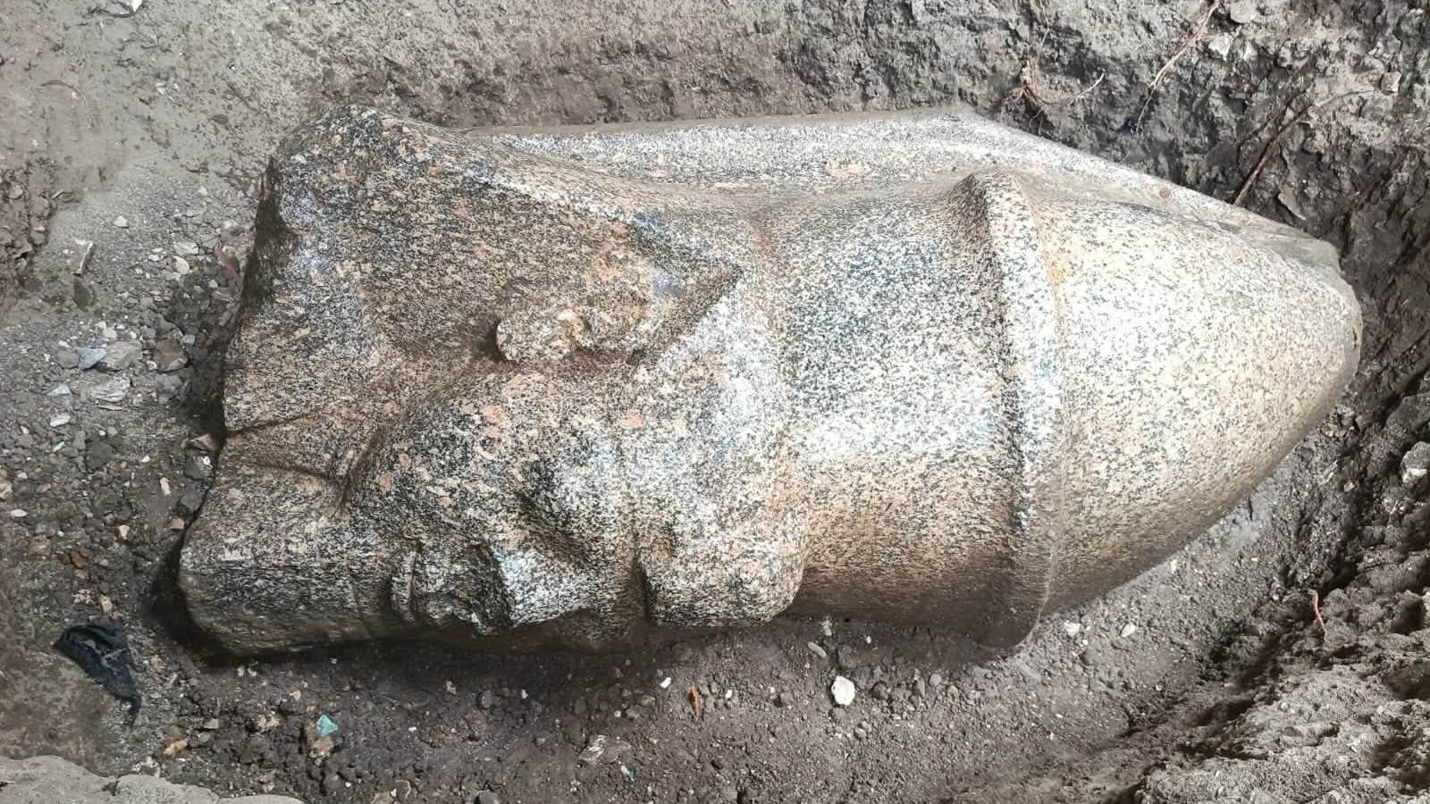 Mısır'da insan tarafından keşfedilen, biri çift taçlı 2 dev Ramesses II heykeli