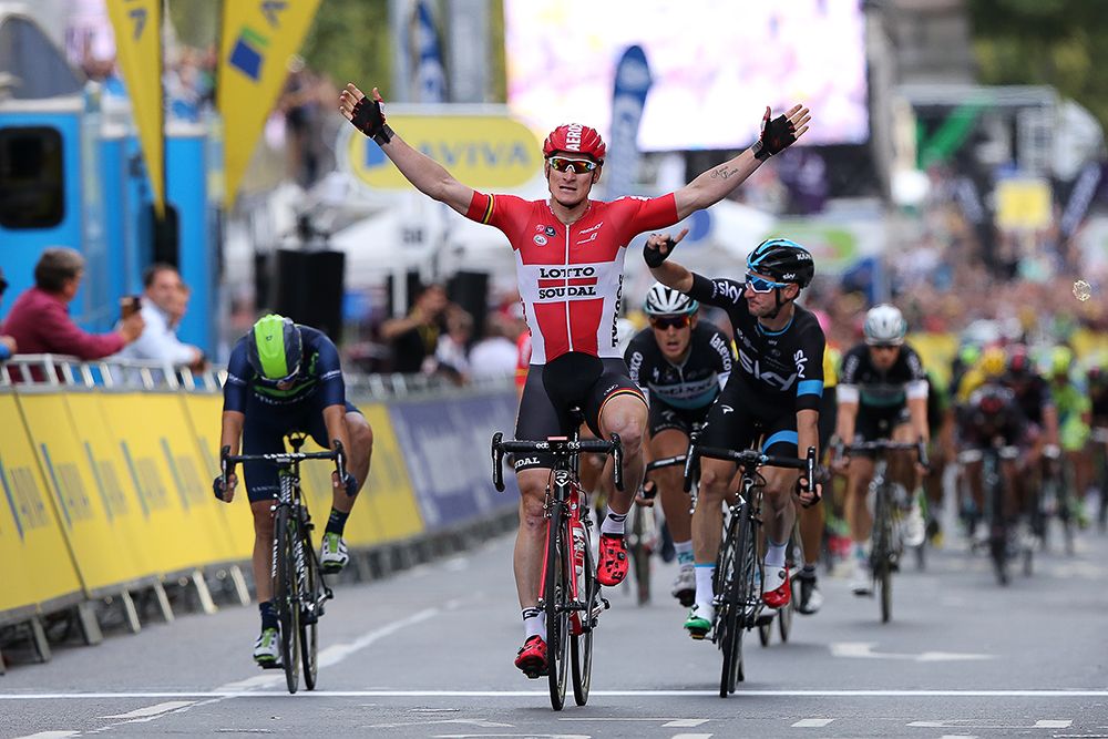 Elia Viviani protests Andre Greipel's apparent stage 8 win.