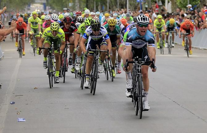 Mark Cavendish (Omega Pharma-Quick Step) blazes to victory in Villa Mercedes.