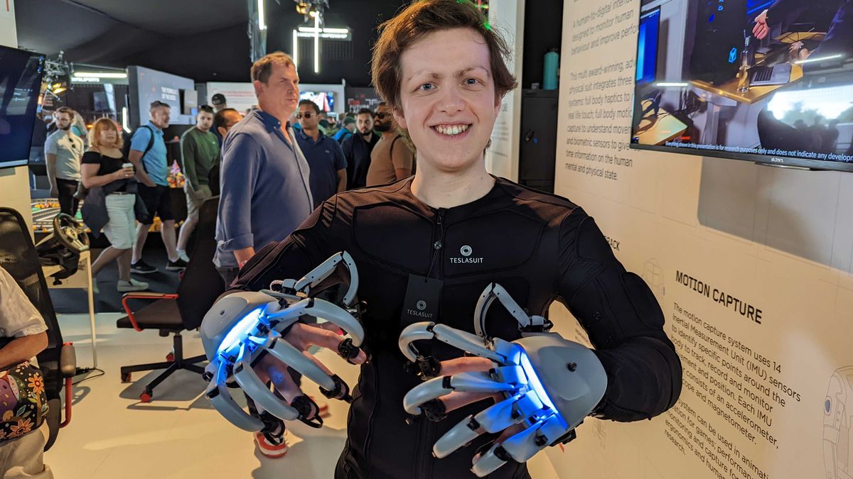I let someone else control my hands using gloves designed for VR headsets