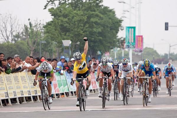 Race leader Ina Teutenberg (HTC Highroad) celebrates her victory.