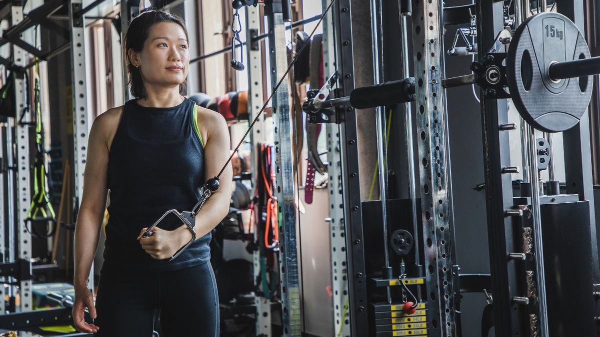 Unilateral cable machine exercise