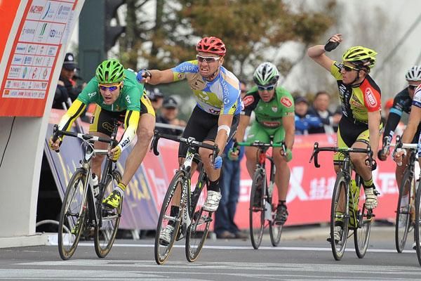 Alexander Serebryakov (Team Type 1-Sanofi) celebrates his sprint victory at Xitaihu Lake.