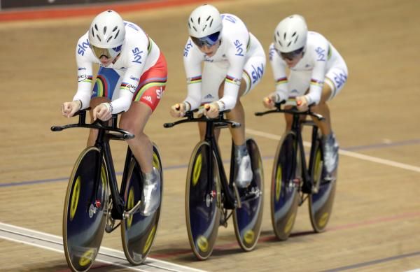 Wendy Houvenaghel leads Jo Rowsell and Lizzie Armitstead in the team pursuit qualifying round.
