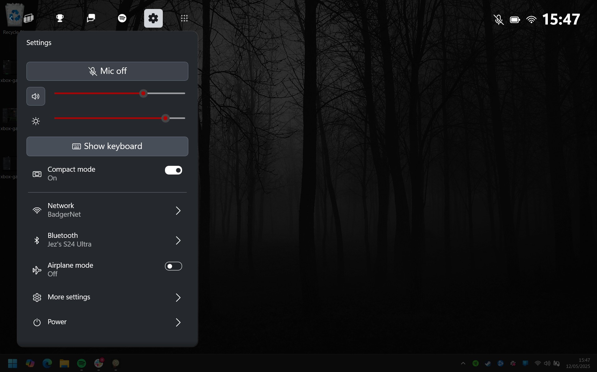 Xbox Game Bar screenshot with overlay widgets