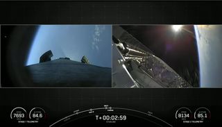 Tampilan layar terpisah ini menunjukkan pendorong roket Falcon 9 SpaceX kembali ke Bumi (kiri) saat tahap kedua membawa 53 satelit Starlink (terlihat dalam konfigurasi bertumpuk) menuju orbit pada 18 Mei 2022.