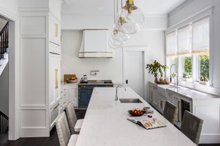 white Californian kitchen by Studio Munroe