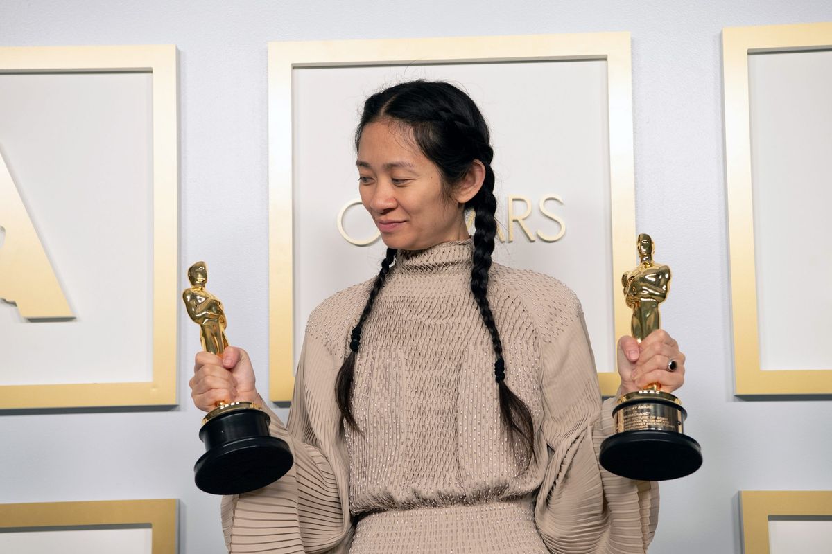 Chloé Zhao devient la première femme de couleur et la deuxième femme à remporter l'Oscar du meilleur réalisateur