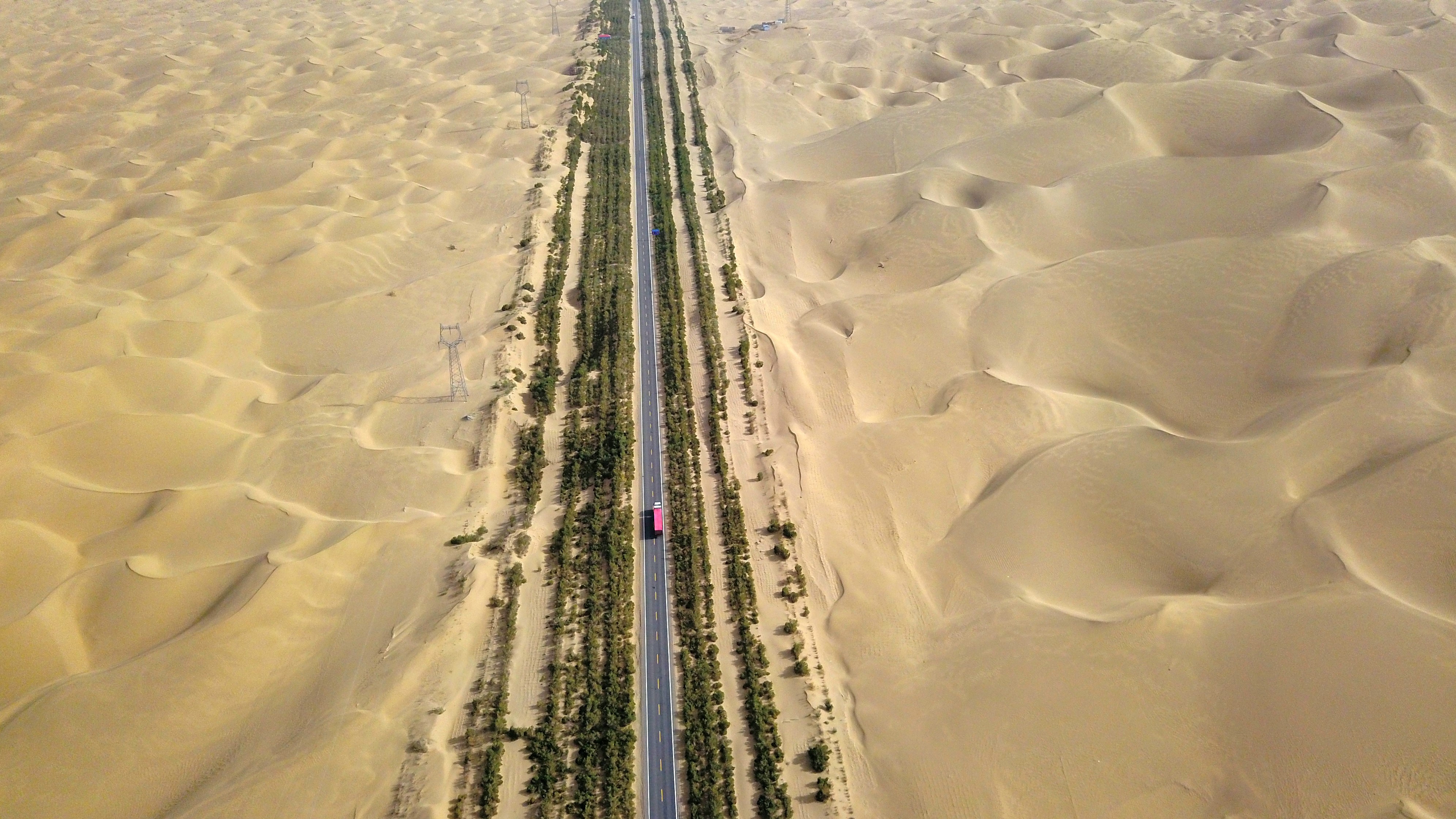 Taklamakan desert, nicknamed the "The Sea of Death", is the second largest shifting sand desert in the world, and a potential site for the waterless reactors.&nbsp;