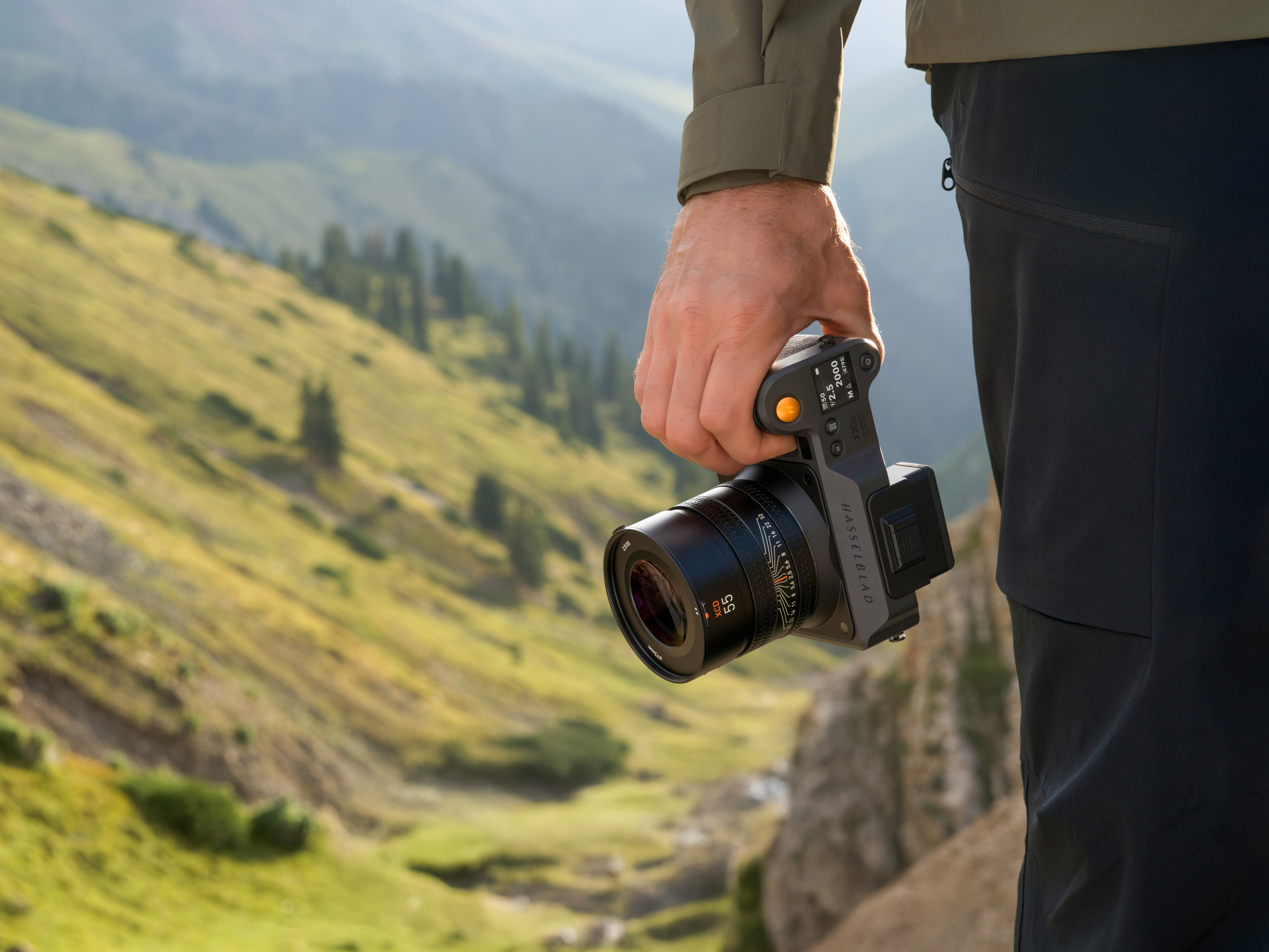 The new Hasselblad X2D II 100C camera and XCD 2,8–4/35–100E zoom lens combo