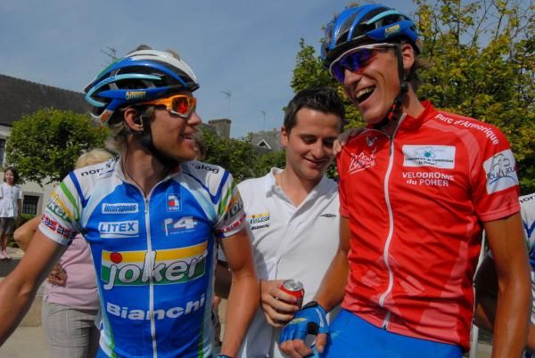 Fr&eacute;d&eacute;ric Wilmann (r) shoots the breeze before the final stage in Guerlesquin.