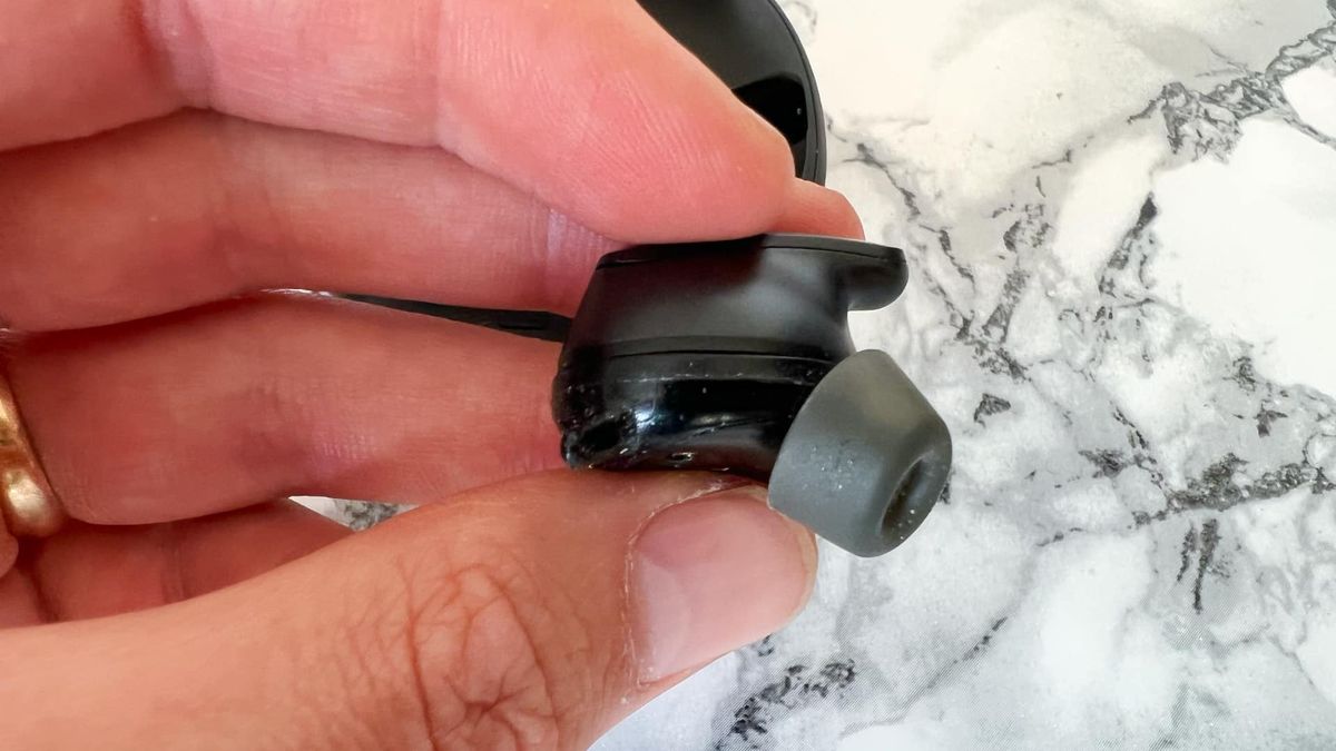 Sennheiser Conversation Clear Plus p&aring; marmorerat bord