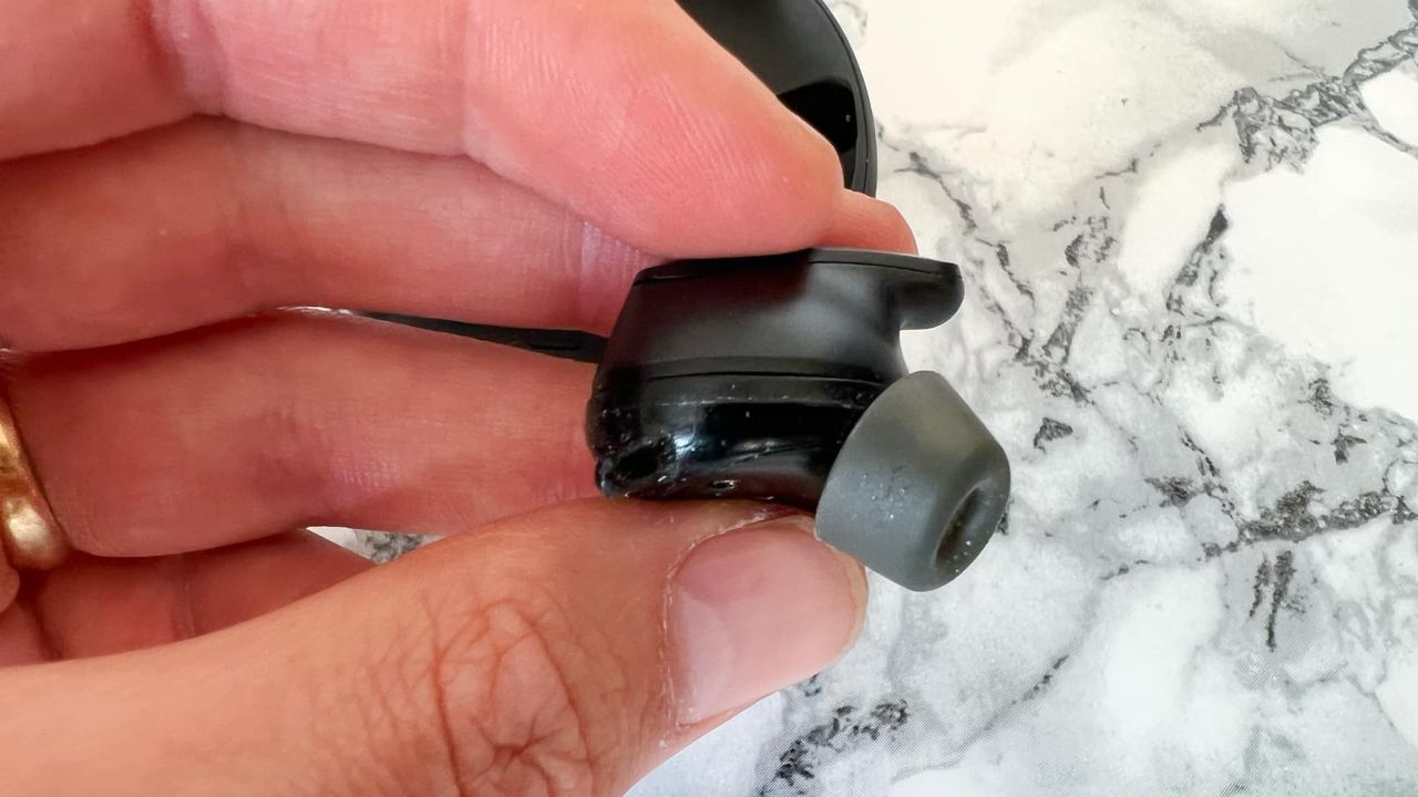 Sennheiser Conversation Clear Plus p&aring; marmorerat bord